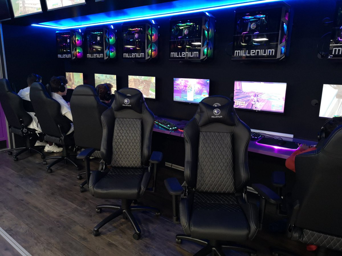 coolermasterfr's tweet photo. La @ParisGamesWeek touche presque à sa fin... 😭

ET SI on planifait déjà notre prochain road trip avec le #MasterRide ? On va où ? On passe chercher qui ? 👀

#CMSquad @IntelFrance @Millenium #PGWCoolerMaster #PGW2019 #PGW https://t.co/t698ZqHMYh