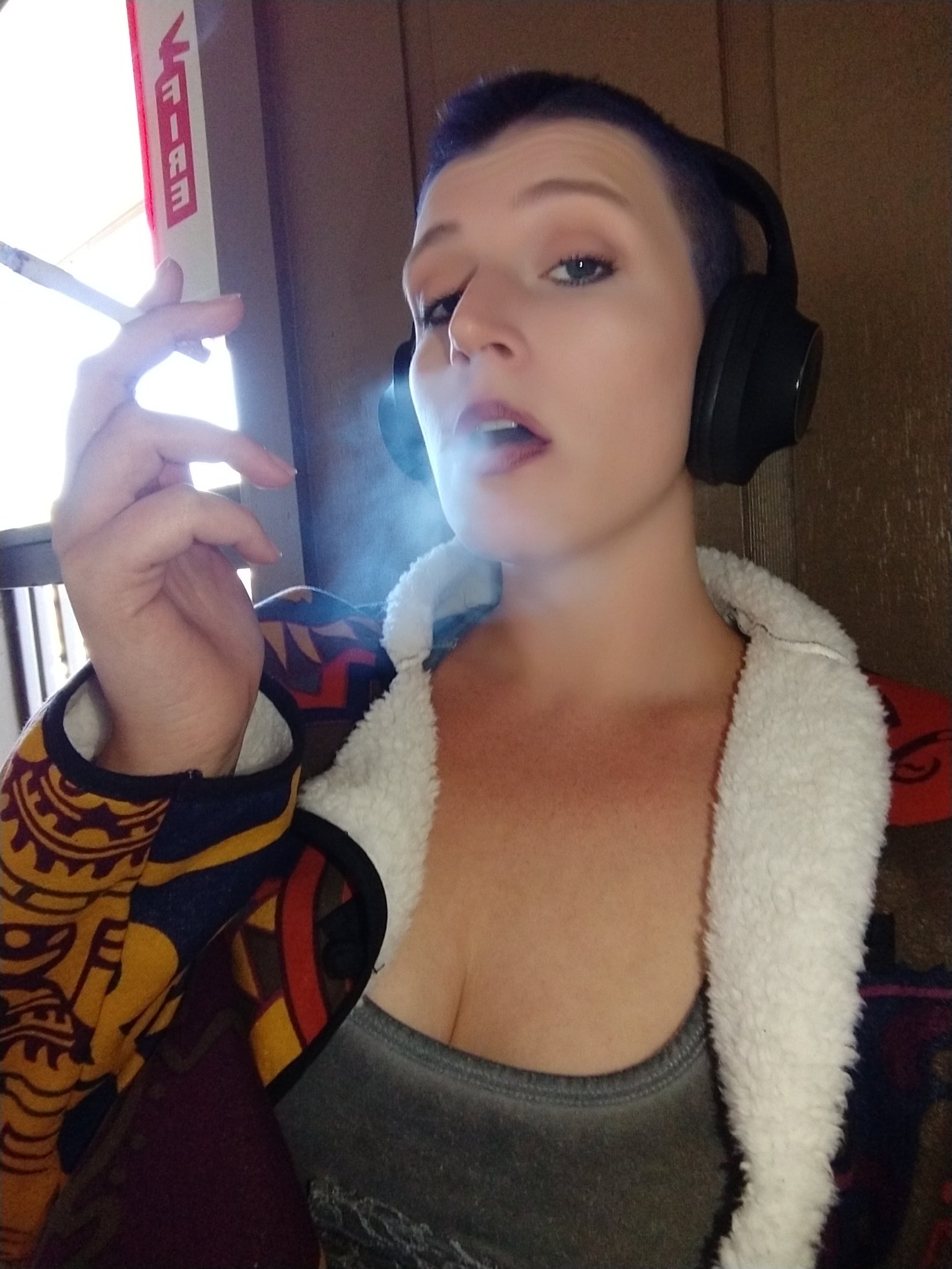 #SmokeRoom #smokingfetish #snapmesmoking https://t.co/IaZWCVPBAf