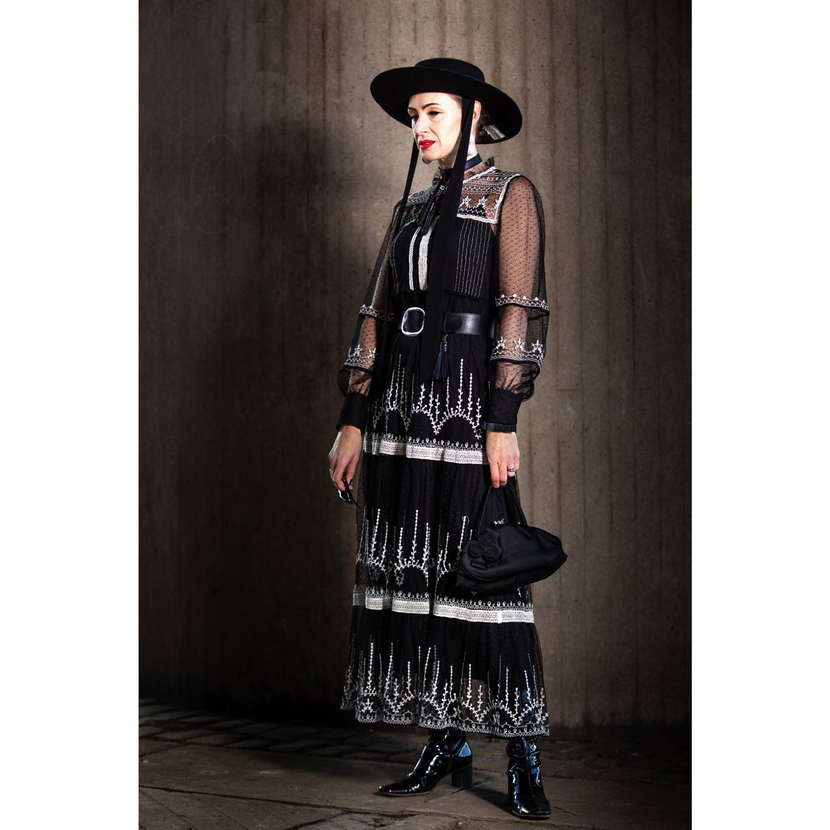 ZenoWatson's tweet image. A MonoChrome photo shoot, with the Style Queen @NikkiOjiWears Where we both got to flex our creativity, and do what we do best.

#MonoChromeStlye #FemaleStyle  #FashionShoot #StreetStyle #ZenoWatson