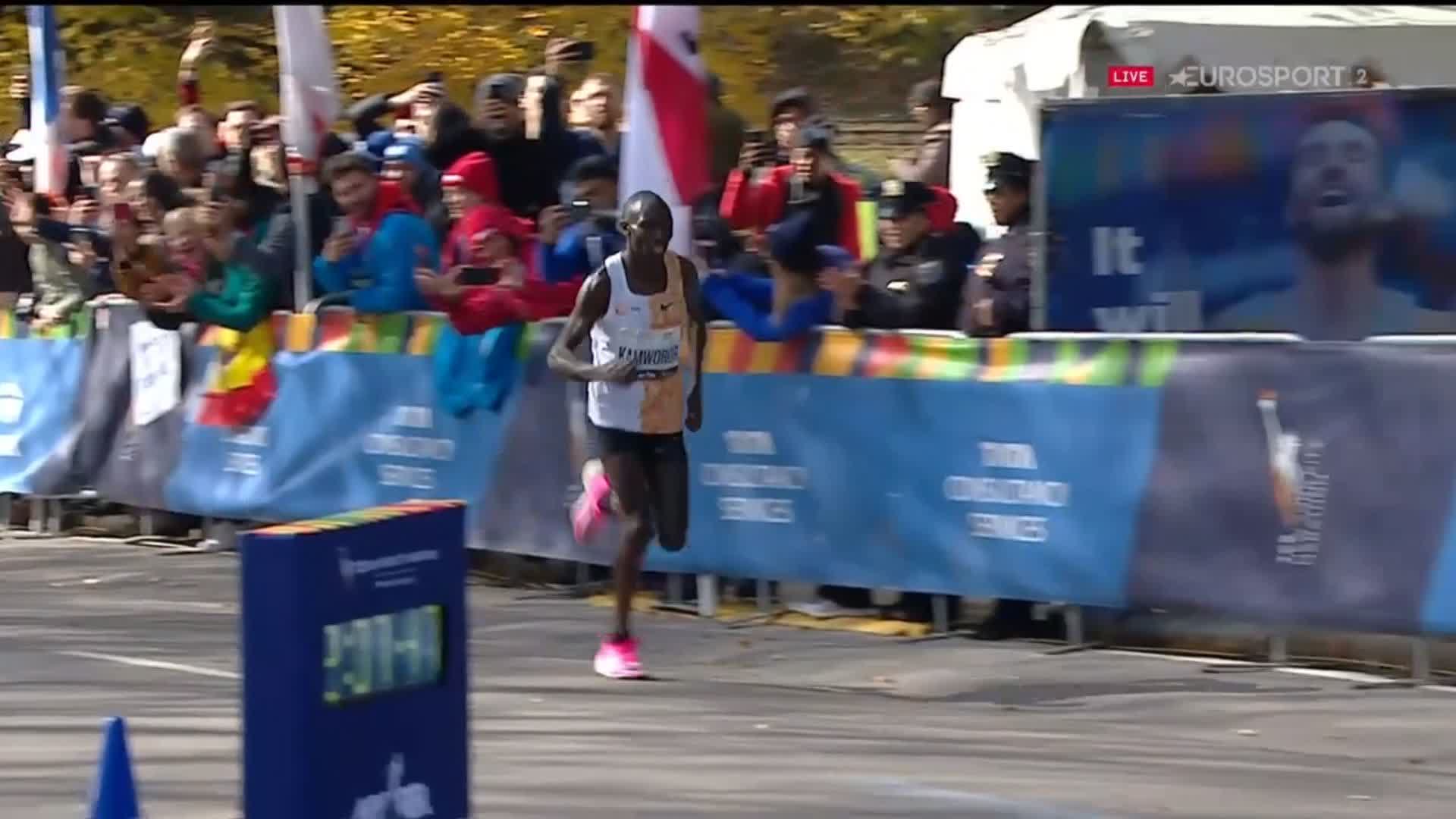 Eurosport on Twitter "Geoffrey Kamworor embraced by Eliud Kipchoge as