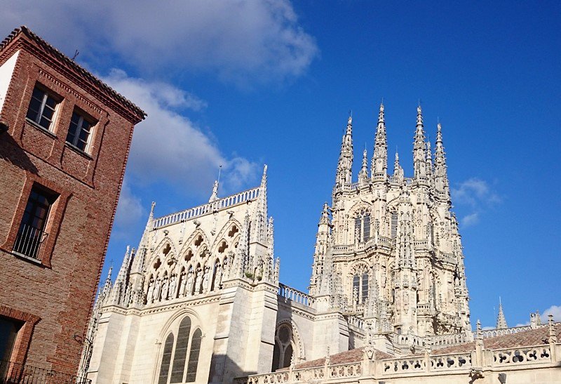 BurgosTur's tweet photo. Fundada por el conde Diego Rodríguez Porcelos en el año 884, #Burgos fue capital del reino de Castilla, viendo pasar por su empedrado legendarios personajes como los reyes Católicos o el Cid Campeador. ¿Aún no conoces una de las ciudades con más historia de la península? https://t.co/w8gY7T6hy7