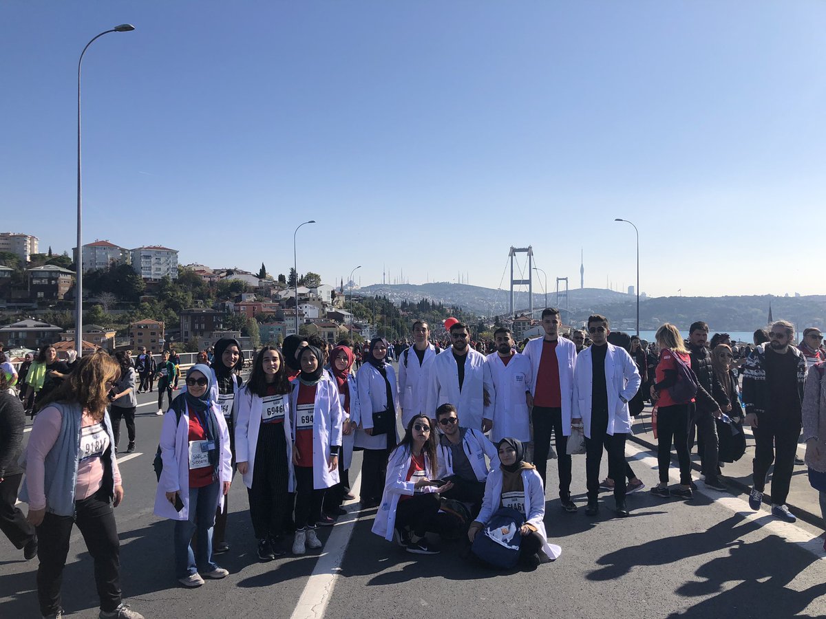 usetbiruni's tweet photo. #41VodafoneİstanbulMaratonu ‘na #SağlıktaŞiddeteHayır temasına vurgu için ‘sessiz çığlık’ adlı yürüyüşümüze beyaz önlüklerimizle katıldık. Maratonu bitiren arkadaşlarımızı tebrik ediyoruz. 🎉👏🏽 @Biruniedu @DrAdnanYuksel https://t.co/gijHNvoTM3