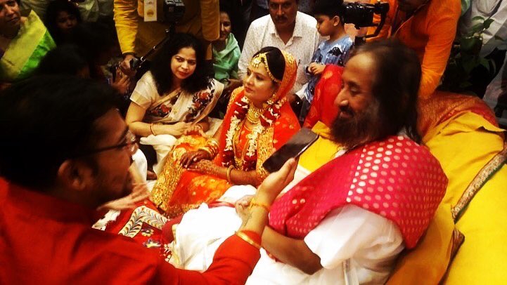 totalthilwa's tweet photo. गुरुदेव @SriSri जी से कुछ पल रूबरू होना अपने आप में एक अनुभव रहा ! 🙏🏻
कल #ThilwaiDotCom पर सुनो detail में एक एक बात, सुबह 11 से 2 के बीच, #RedFM पर ! 📻
#RJTathagat #Thilwai #RedFMIndore #ArtOfLiving #ArtOfLivingIndore #SriSriRavishankar #SriSriRavishankarJi https://t.co/N8nZP1cluQ