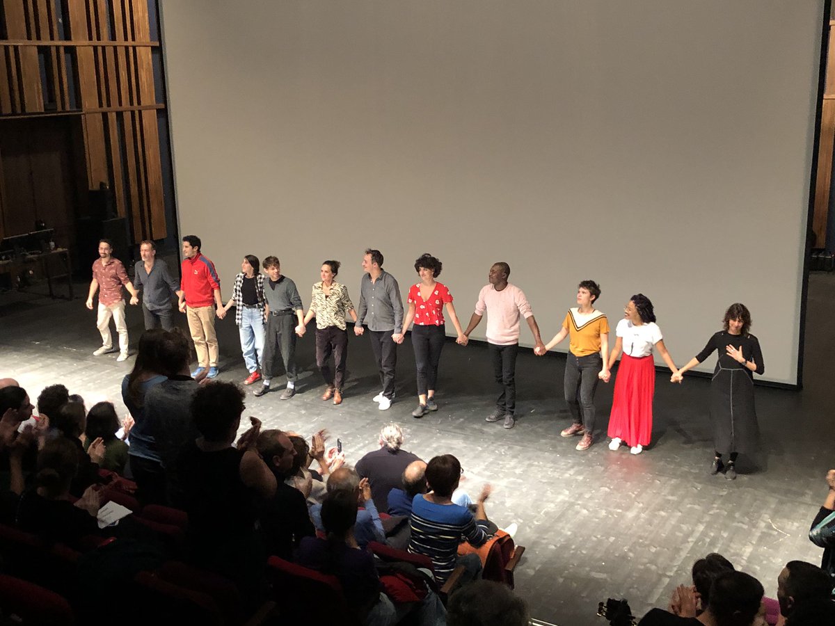 Un concentré d’émotions dans #LePrésentQuiDéborde, #OAgoraQueDemora de <a href="/chrisjatahy/">Christiane Jatahy</a> <a href="/104paris/">CENTQUATRE-PARIS</a> <a href="/TheatreOdeon/">Odéon-Théâtre de l'Europe</a>