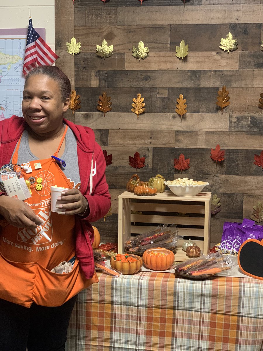 ges5681's tweet photo. Joe and Charlene excited to enjoy some kettle corn, chocolate covered pretzels, and trail mix for sweet and salty day! #mwspiritweekd244 @GrimardSue https://t.co/COro6LNvao
