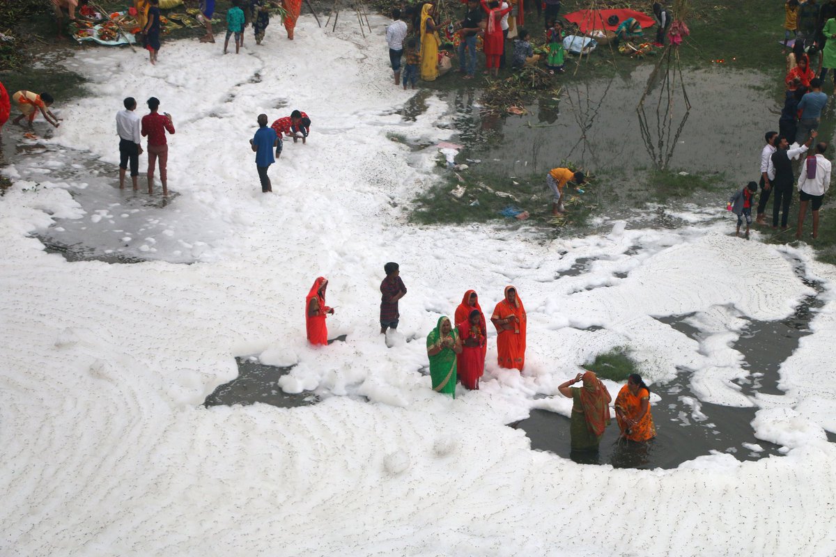 nutshal's tweet photo. Delhi's #airpollution is making headlines, now see the #riverpollution. #Yamuna, a dying river, &amp; devotees during Chhath -counted among most ecofriendly rituals- thanking Sun Gods for plentiful Earth &amp; praying for prosperity of their offspring. Such is life!
Pics by @salmansphoto https://t.co/WmBA4Swez0