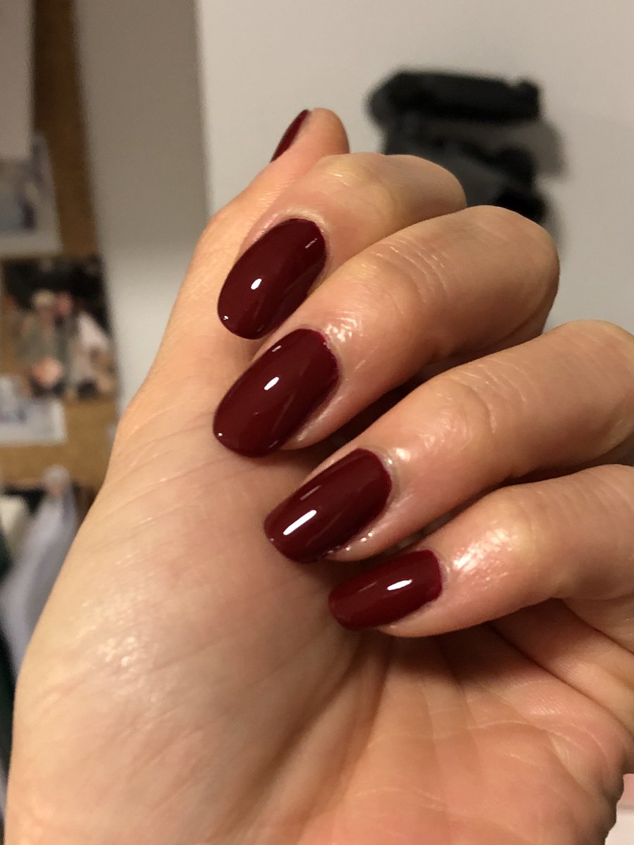 joyjeeloveberry's tweet photo. ยอมใจยาทาเล็บ essie ขวดบิดอ่ะ เงาอย่างกับทาเล็บเจลจริงๆ คือรุ่นนี้เค้าเคลมเลยว่าสีชัด เงาวาวเหมือนทำเจลแล้วมันก็วาวจริงๆ อ่ะ ปลื้นมาก นี่สี bubbles only จ้า หรูๆหลวยๆ ซื้อมาตอนโปรลดราคาด้วย ตกขวดนุง สองร้อยกว่าบาทเอง คุ้มในคุ้ม (ปกติขวดละ 4ร้อยกว่า) 🍎
#joyjeeinUK https://t.co/4lDAMGChqS