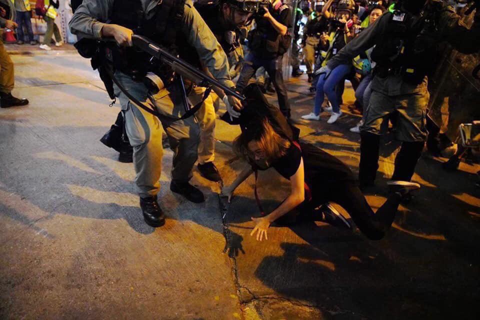 12thstarx's tweet photo. #HKPoliceTerrorists 
홍콩 경찰을 해산해주세요 
We don’t need that popo https://t.co/WUGmEYzWuj