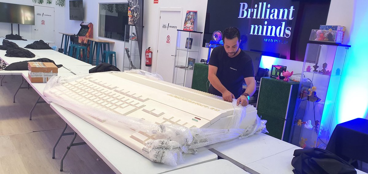 AMIGAstore's tweet photo. Dejamos para la organización de la #CapacitorParty un Condensador de 3 metros de alto y nos llevamos a la tienda el #A500 de 3 metros de largo que seguiremos evolucionando para las próximas partys y eventos. https://t.co/q7SGvWksEE
