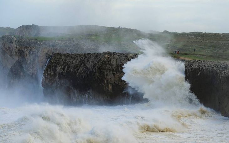 icorvilud's tweet photo. #Imágenes que nos deja AMELIE en #asturias; con ese nombre, amenazaba ser una #borrasca de impresión. Los #bufones de #Prias en su máxima expresión.
#Temporal #ciclogenesis #olas #marejada https://t.co/z6L2Ki0XjS