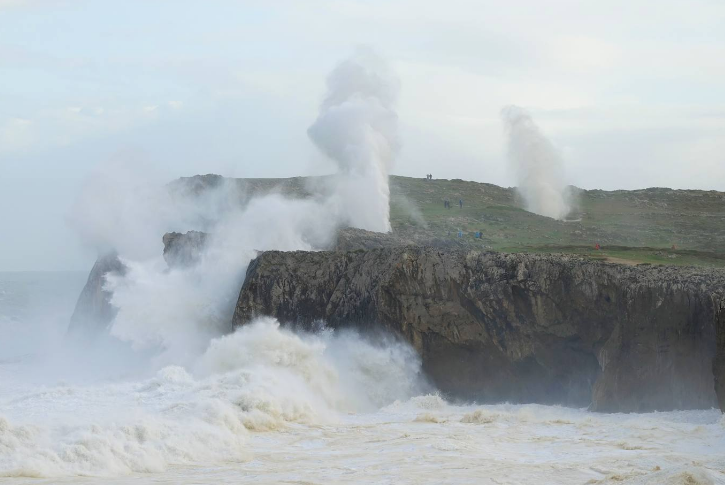 icorvilud's tweet photo. #Imágenes que nos deja AMELIE en #asturias; con ese nombre, amenazaba ser una #borrasca de impresión. Los #bufones de #Prias en su máxima expresión.
#Temporal #ciclogenesis #olas #marejada https://t.co/z6L2Ki0XjS
