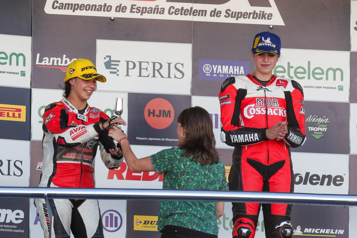 ciudadjerez's tweet photo. 🏆 Entrega de premios en las carreras #Superbike y Superbike femenino con la presencia institucional de la vicepresidenta de Cirjesa, @Lalvarezcabrera 

@circuitodejerez 

#ESBK

#JerezEsMotor 🙌 https://t.co/71vxqFacuZ