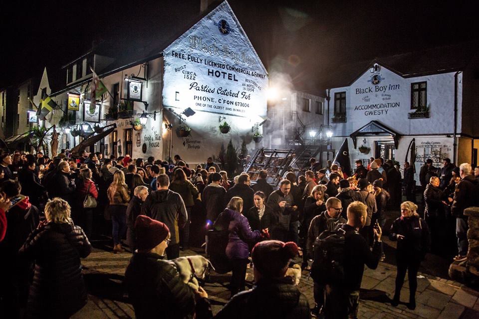 CHRISFEST 17/11/19 - Dathliad EPIC Dolig amdani! I’m throwing an EPIC Christmas fire feast just outside Caernarfon. Limited spaces. Retweet, tag your mates &amp; follow. Guests chosen at random. Over 18’s only. I’DDIN GALAD 🔥💥❤️🏴󠁧󠁢󠁷󠁬󠁳󠁿🦆🦌💫🎅🏿🎄❤️ #BwydEpicChris2