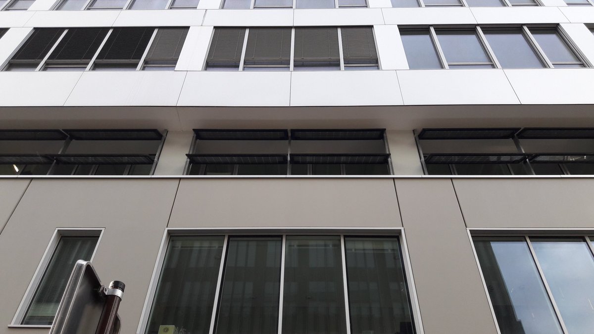 AlexandreMurer's tweet photo. On regrette le positionnement de certains panneaux photovoltaïques, qui auront a priori du mal à produire depuis là où ils sont... 😢 https://t.co/95tXWg1PuN