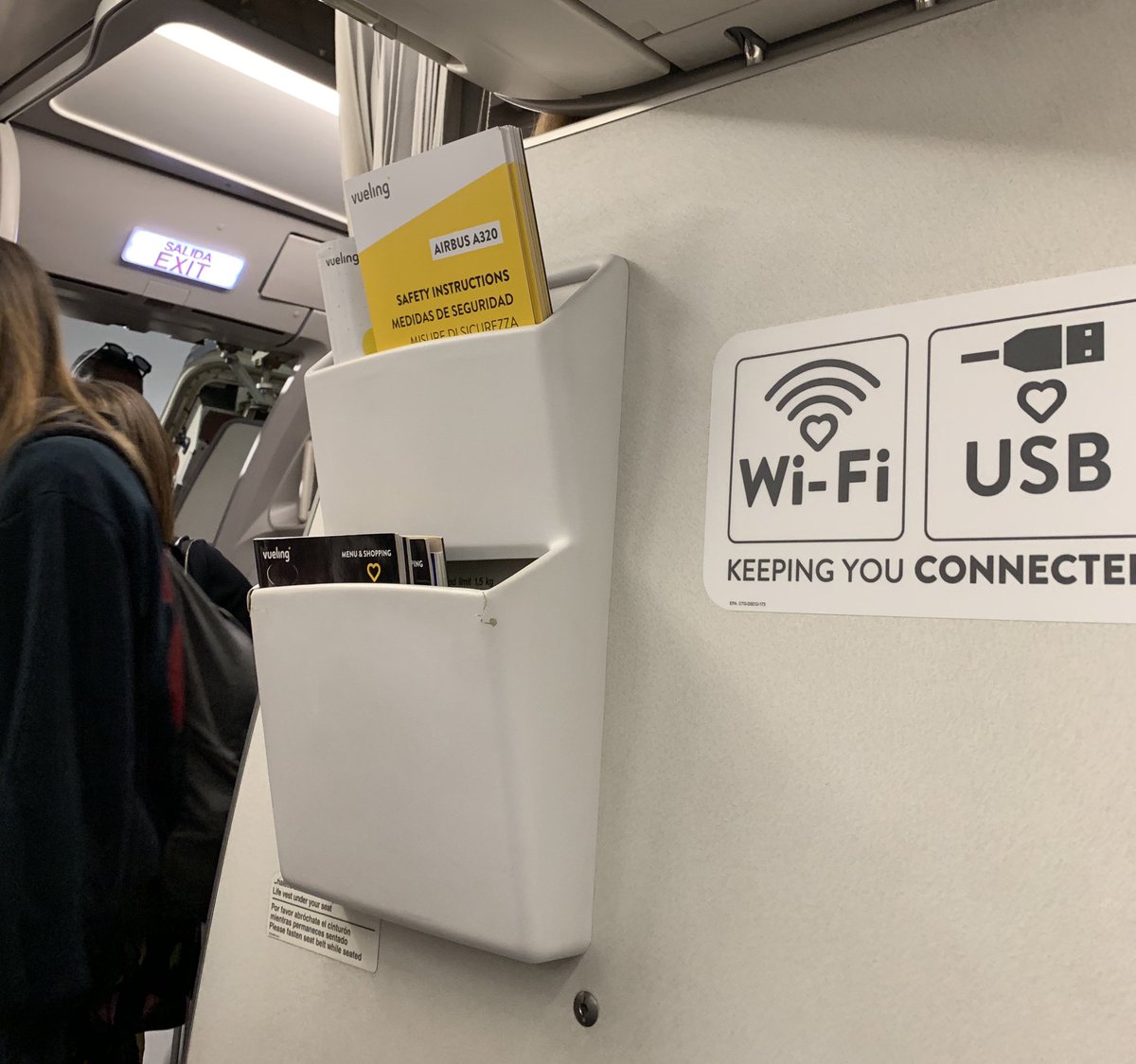 luisberenguerg's tweet photo. Q alguien me explique q sentido tiene pagar fila 1 con @vueling y tener q dejar la bolsa en la fila 10 🙄🙄🙄#cosasqpasanporviajarconvueling #vueling #noescarmiento #mierding https://t.co/WcJAkznTMu