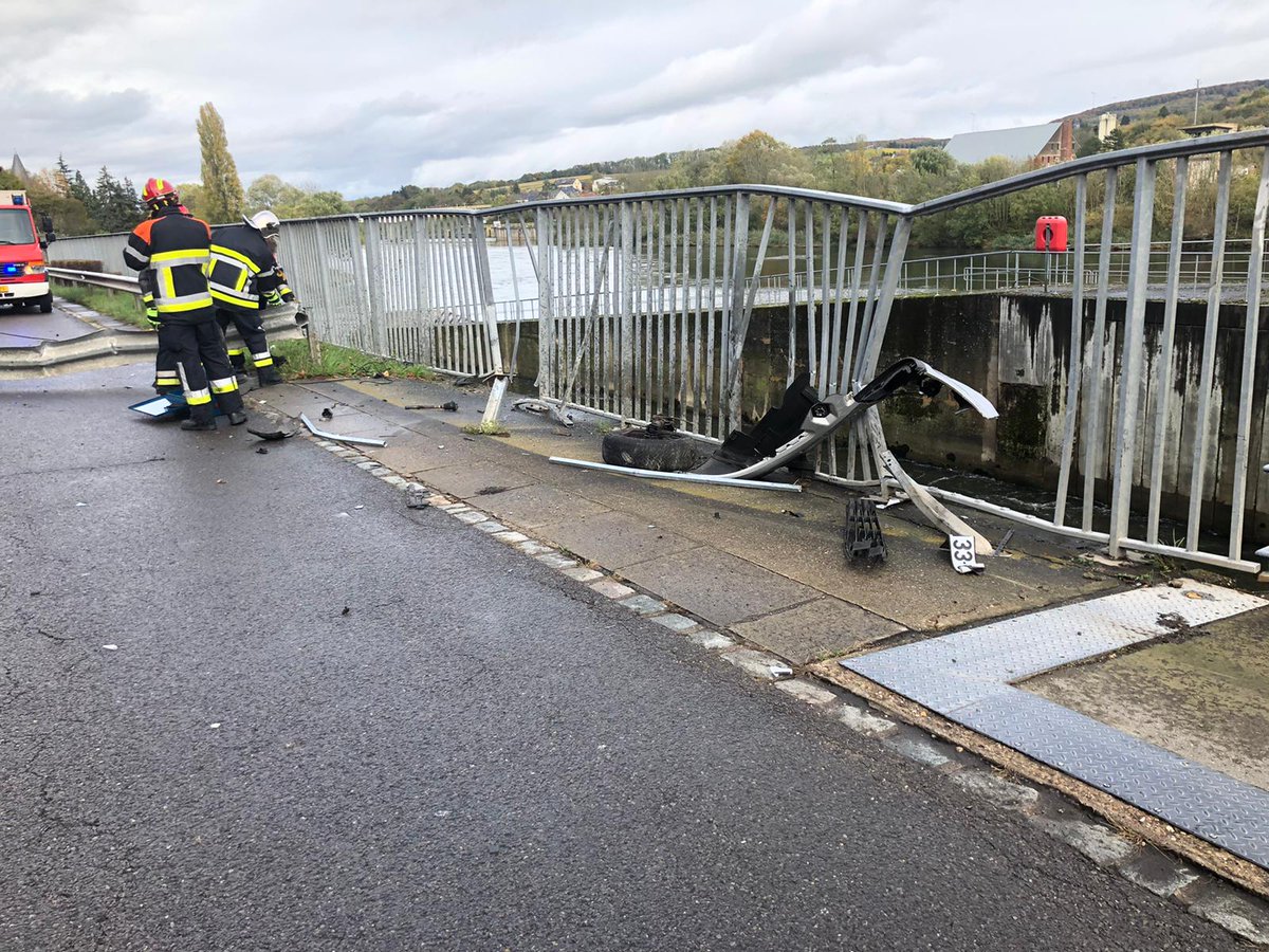 CISSchengen's tweet photo. Intervention transfrontalière avec nos collègues du CI Sierck-les-Bains près de l'écluse d'Apach-Schengen, un blessé léger @SDIS57 https://t.co/7IOOHEDfjh