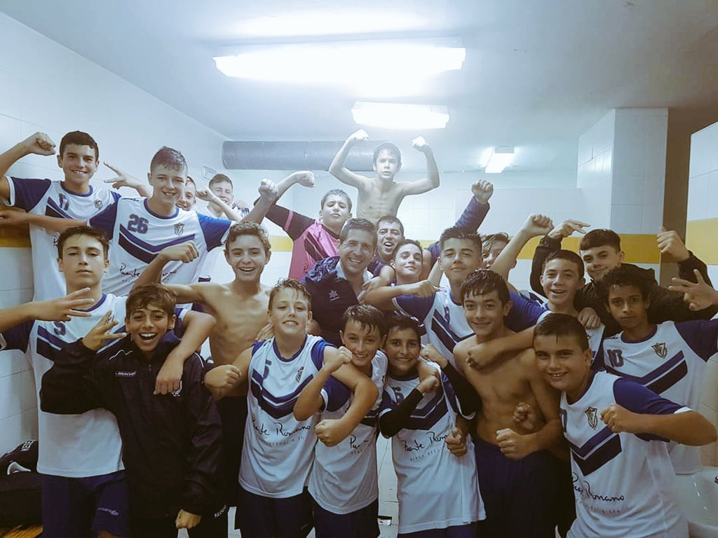 PLCompadres's tweet photo. 🎯 El #Infantil3a se mantiene 🄲🄾🄻🄸🄳🄴🅁

#CDCompadres - 4
#CDAlhaurino - 0

⚽️ Goles de Hugo, Manu, Dani y Tato  

Partido marcado por la lluvia, en bastantes ratos diluvio

#LocosPorLosCompadres #EraDelCambio https://t.co/n54s5mdDQ6