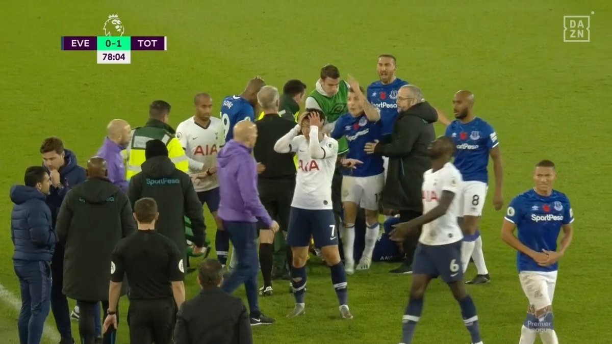 VibesFoot's tweet image. La prière de Serge Aurier et les larmes de Heung-Min Son après la grave blessure d'André Gomes lors d'Everton - Tottenham...

Le football, plus qu'un sport ⚽️❤️