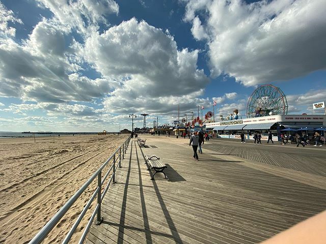 TheLexiphane's tweet image. Beach season starts anew! #coneyisland #polarbears ift.tt/32hX7io