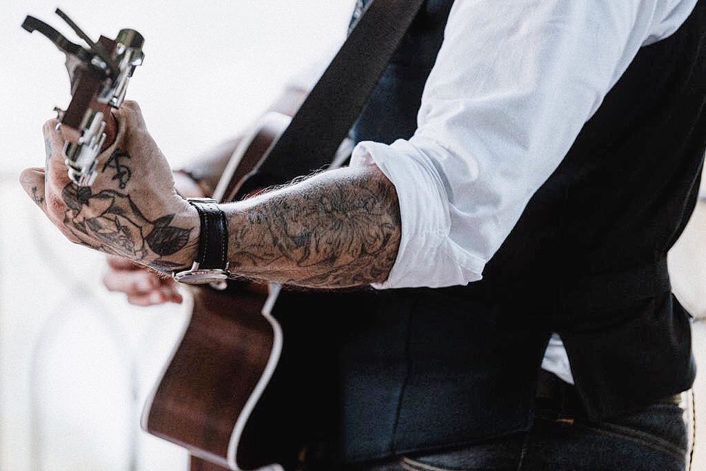 Next stop: Pratteln 🙌🏻 On Friday live at Mom‘s Place!
NOV 8th - 20:00

📷 Stephanie Akeret
#ontour #ontheroad #pratteln #momsplace #singersongwriter #livemusic #solo