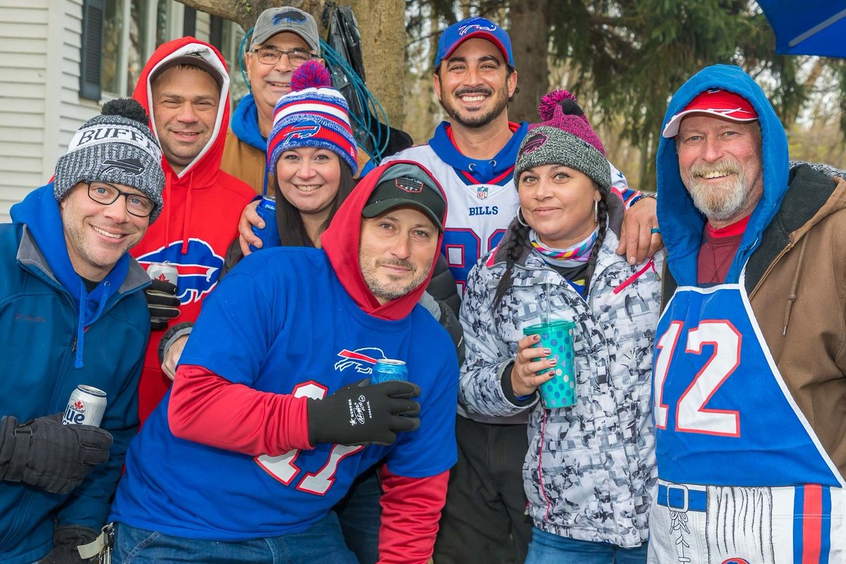 Chilly, crisp but rain/snow-free tailgate today for #Bills fans. See who showed up early in Orchard Park. buffalonews.com/2019/11/03/gal…