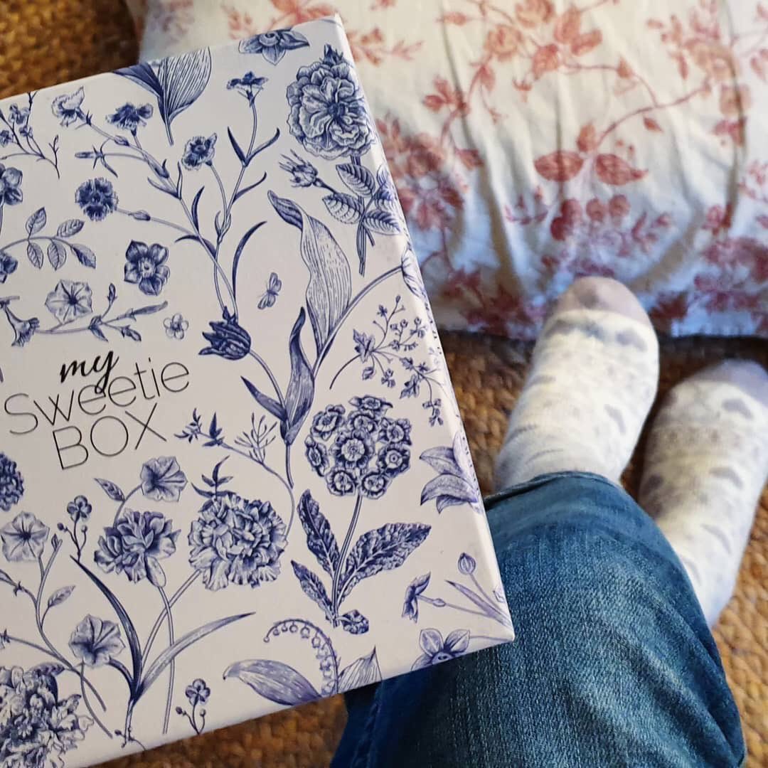 MySweetieBox's tweet photo. #Novembre et ses premières matinées 'cosy' en ce long #weekend🧴🌨🍂
Craquez pour notre nouvelle #Box GRASSE MAT' &amp; les 5 must-have de l'automne-hiver repérés sur la #beautysphère ! 😌
5 marques partenaires, mais lesquelles ? 🆕️
#mysweetiebox #grassemat #cosmetiques #cocooning https://t.co/RueT9O4QTL
