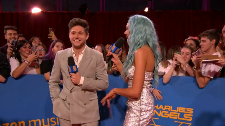 Os olhos do @NiallOfficial tavam combinando com o cabelo da @BeccaDudley! #MTVEMA