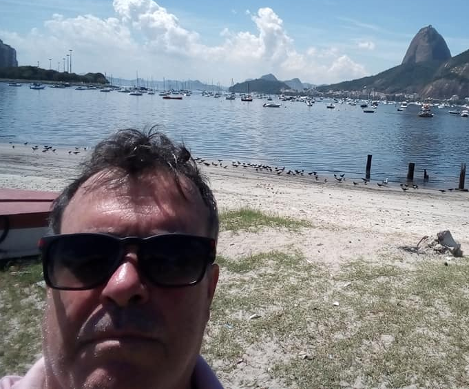 Esse cara, Paulo Roberto, que afirma que trabalha no <a href="/BancodoBrasil/">Banco do Brasil</a>, esta ameaçando meu marido <a href="/davidmirandario/">David Miranda</a>. E sim, acho que é importante denunciar isso publicamente e pra a polícia. Esses tipos de ameaças não são aceitáveis. O perfil é real. facebook.com/ppric25/timeli…