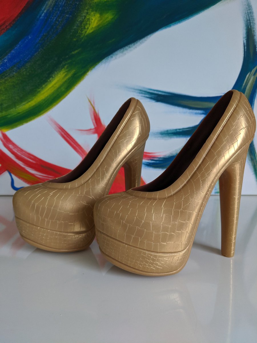 These Limited Edition Chocolate Shoes are the perfect gift for shoe lovers this #Christmas  pre orders being taken now. DM for more info.  #Shoes #chocolate #giftsforher #luxury #chocolateshoes #HandmadeInUK 
azrachocolates.co.uk
