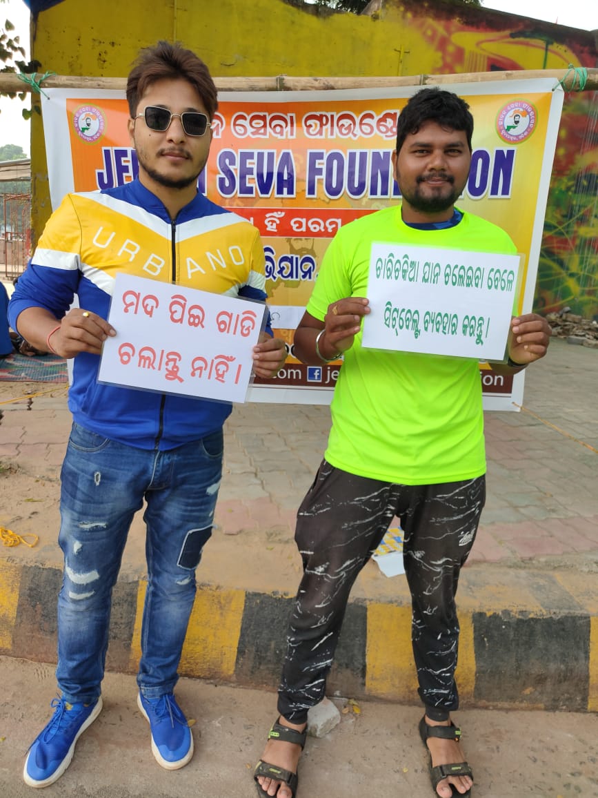 PattanaikHaris's tweet photo. #TrafficAwarenessProgramme
ରାମ ମନ୍ଦିର ଛକରେ #ଜୀବନ_ସେବା_ଫାଉଣ୍ଡେସନ ତରଫରୁ ଟ୍ରାଫିକ ନିୟମାବଳୀ ଉପରେ ଷ୍ଟିକର ଦେଇ ସଚେତନ କରାଯାଇଥିଲା l ଏଥିରେ ଟ୍ରାଫିକ ଏସିପି ଶ୍ରୀଯୂକ୍ତ କିଶୋର ପାଣିଗ୍ରାହୀ ସାର୍, 104 ଏଫଏମ ର Rj Komal, ପ୍ରିୟା ବିଶୋଇ , ସୁସମା ପାଣିଗ୍ରାହୀ ଯୋଗ ଦେଇ ଉତ୍ସାହିତ କରିଥିଲେ
@SarangiSudhansu @cpbbsrct https://t.co/4xGdCzv7uM