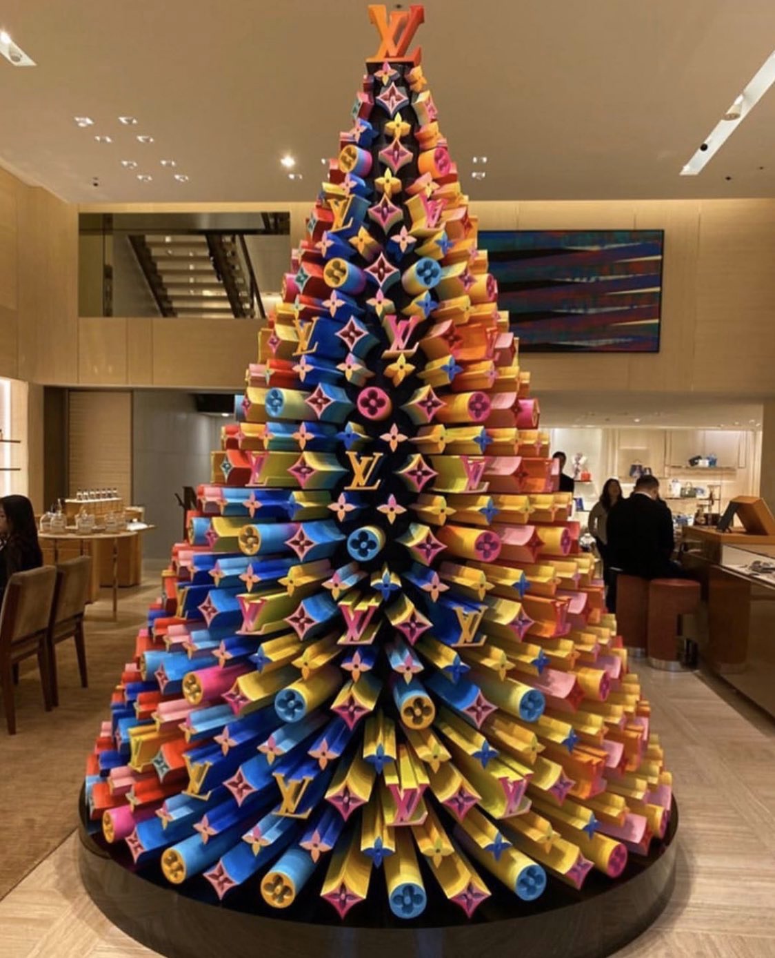 La maison Louis Vuitton irradie pour Noël