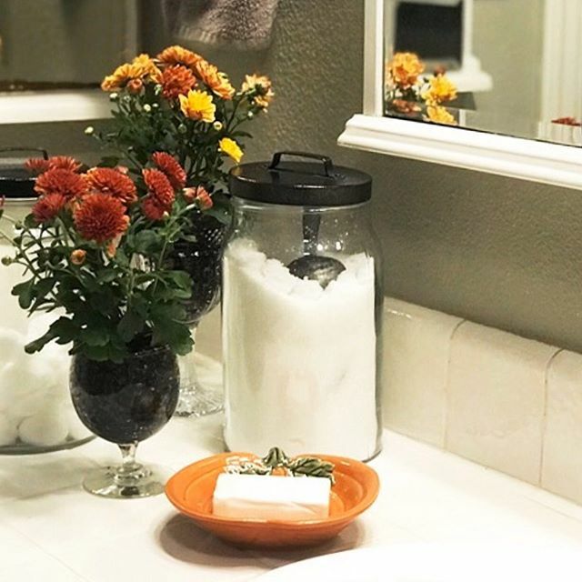 Tahni's tweet photo. If you are running out of time to decorate for Fall, I have some quick and affordable fall decor tips to my highlights. Things like putting mums in vintage goblets and using a candy dish to hold the soap.
.
.
.
#falldecoratingideas #falldecor #smallspace… https://t.co/PNFXlbOBWs https://t.co/RjY8eOWbwm