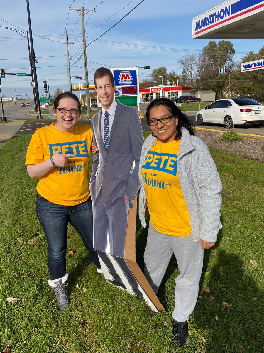 BarnstormersUSA's tweet photo. While we stopped for gas in Chicago area, we jumped and danced with @PeteButtigieg and got a lot of laughs, smiles, and waves! #BarnstormersforPete #TeamPete #HighHopesforPete #PeteButtigieg https://t.co/WJtj524Cgm
