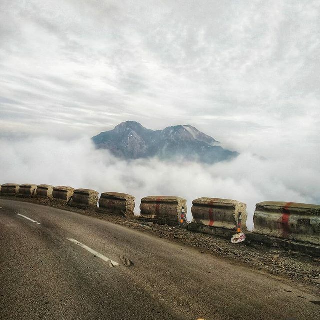 rishabhkandari's tweet photo. There is silence on the hill
And it is concealed by the mist.. #mussoorie #kotdwara #dhanaulti #uttarakhand #uttarakhandtourism #cellshot #snapseed #roadtrip #whiteclouds #himalayas #dtravelous https://t.co/OkPHrUVOto https://t.co/5gBNsyUiR2