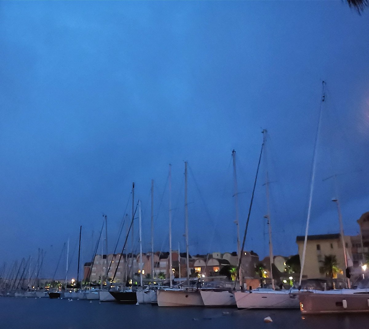 #Narbonne Gruissan, wirklich schön,...,  *mimimimi*  #Regen &amp; nur 14°C *brrr*: Abendrunde in langer Hose, Pulli, Hut &amp; Winterjacke 🙈