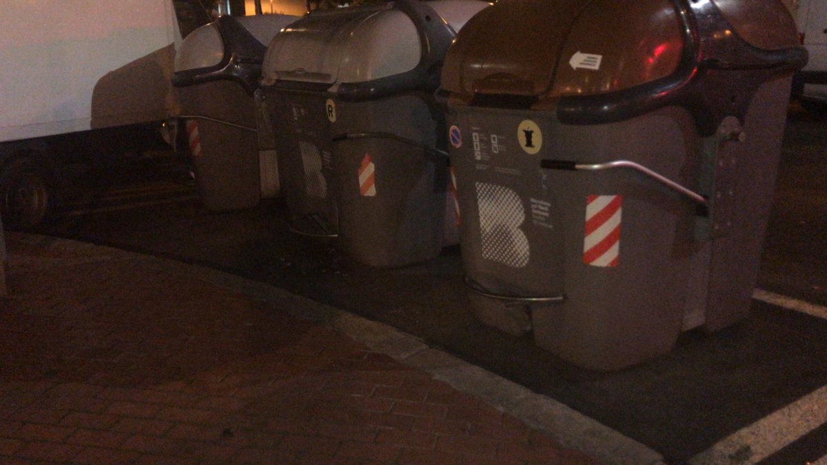LLafron's tweet photo. M'agradaria que m'expliquessin com pot ser que posin una maneta perquè obrin la paperera però que hi hagi una vorada al davant que no permeti arribar a aquesta...  #DiversitatFPT #sharediversitat https://t.co/MIy2Y0rkuS