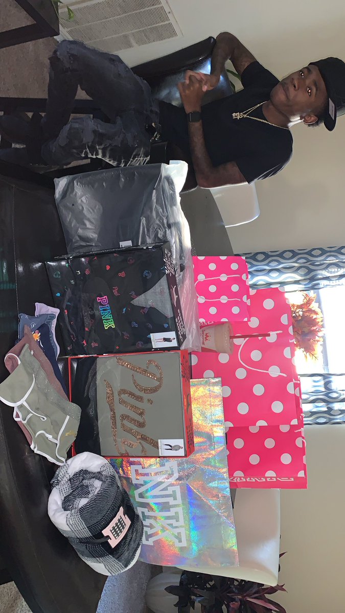 anjalicaaaa's tweet photo. i been home sick all day. he told me he was shopping for himself and i get a text that say open the door and see him with all this 😍😍😍 i loveeee this boy to death bruh 💚 (peep the smoothie king, my favvvvvv) https://t.co/dbjwWttRdo