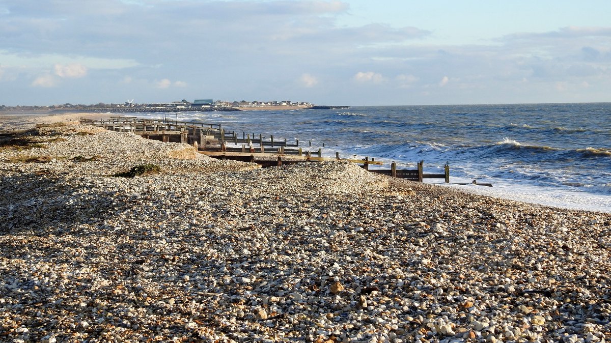 numenini's tweet photo. Thanks on behalf of the birds & us who enjoy them, to @EnvAgencySE for the vision to give Medmerry to the birds via #managedrealignment breaching sea wall & leaving old defences to the sea & to @Natures_Voice for being surely the supreme coastal wetland manager for birds 6/7 https://t.co/R4DPWFerFA