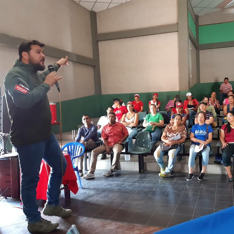 ErnestoLunaPsuv's tweet photo. El @PartidoPSUV #monagas desplegado en los municipios y parroquias, chequeando las tareas fundamentales del partido. Esta vez desde el aguerrido municipio Piar, donde pudimos presenciar los grandes avances de la #RAAPS y desde ya, construyendo las próximas victorias políticas. https://t.co/sniSAA4KuN