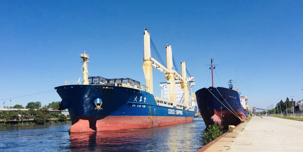PuertoDockSudok's tweet photo. Mientras muchos tienen merecido descanso el domingo la operatoria en el puerto no para. Muelle publico 15.30 hs llegando con carga de proyecto #Cosco #Loginter https://t.co/kDyv0xjMd4