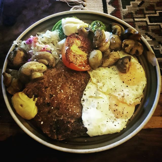 easyketofood's tweet photo. Rib eye steak with fried eggs, avocado, mushrooms, sauerkraut and tomato. #easyketo #boringketo #keto #ketogenicdiet #lowcarb #lowcarbhighfat #lchf #whatieattoday #reafoodketo #realfoodketo #steakandeggs https://t.co/pzC2KxPuE5 https://t.co/ZVtp3Ii6al