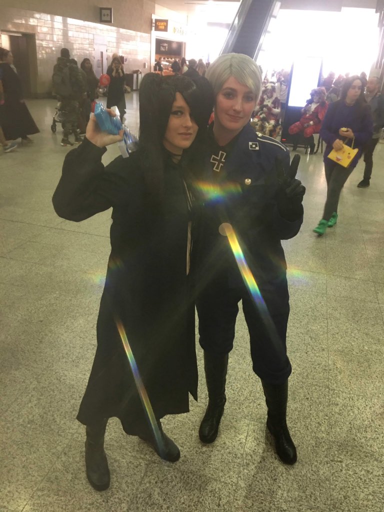 miku_cosplay's tweet photo. Last day of London MCM and the grand return of my Black Rock Shooter cosplay 🖤💙🖤💙 #londoncomiccon #October2019 #Cosplay #anime #blackrockshooter #Sunday https://t.co/3Vwdg1vbyW