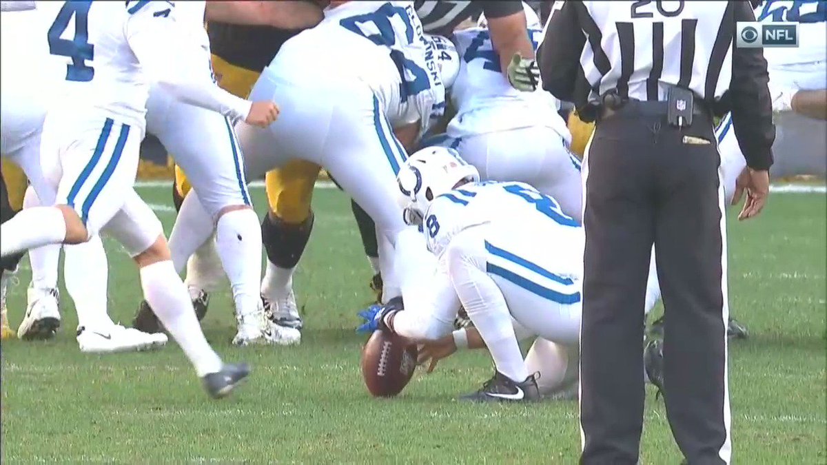 NFLonCBS's tweet photo. Vinatieri's 43-yard miss costs the Colts a win in Pittsburgh. 

The laces were in. https://t.co/sCrm1OqfHV