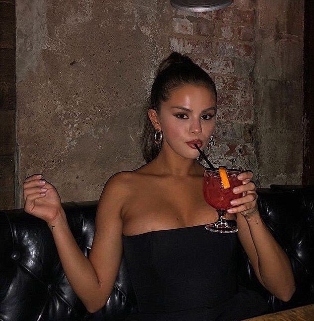 pictures's tweet photo. selena gomez https://t.co/FaiRfLVIyr