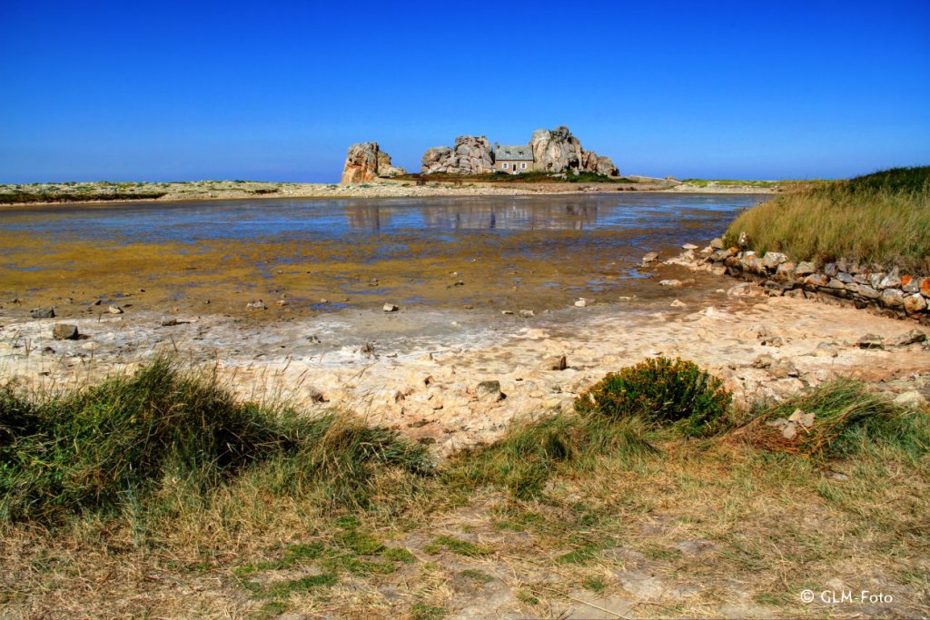 TimeTraveler911's tweet image. #Plougrescant: la #MaisonduGouffre (#gouffre = #abyss) - the house between two rocks. It is located on the northern shore of #Bretagne (#Brittany).
#Breizh #France #OptOutside #EnjoyNature #2WonTour @Breizh_Info #HappySunday @nature glmcollections.wordpress.com/2019/11/03/at-…