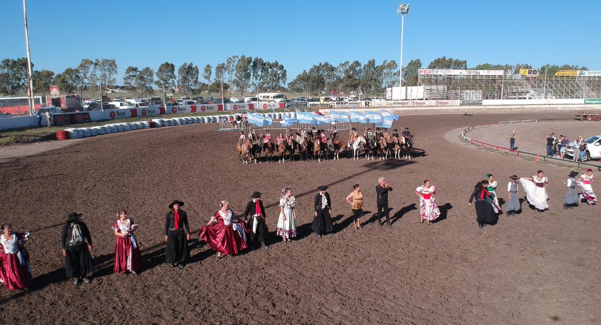 JALVALLE's tweet photo. Ahora  actividades para festejar el día de la tradición  #folclore #tango #urgara #spiqpya #BahíaBlanca #folklore #polo #pato #gastronomia #historia #desfilecriollo #Festival https://t.co/xmLoNcfPgm https://t.co/nfO1lA8gft