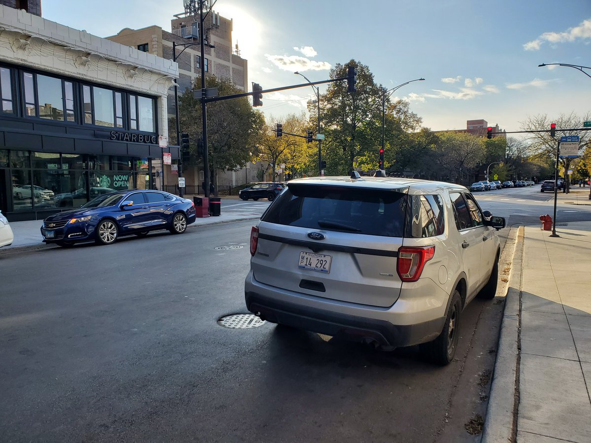 halfslices's tweet photo. Another @Chicago_Police officer illegally parked to get @starbucks. What an example. @ABC7Chicago https://t.co/aHFiOiMUOg