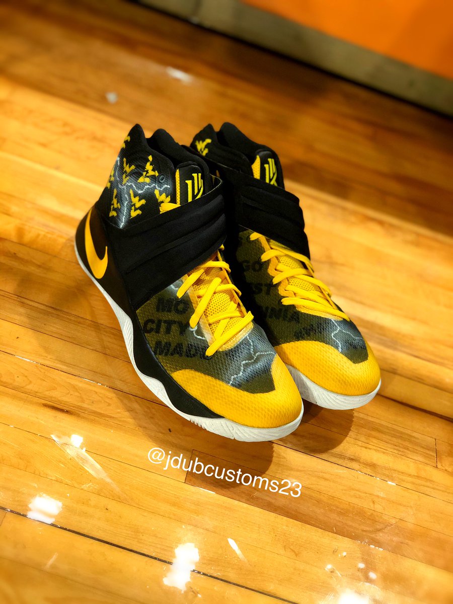 Jdubcustoms23's tweet photo. @WVUhoops custom for @Okaytazoo ⚫️🟡 DM me for customs‼️ @WestVirginiaU @WVUSports @WVUBarstool #Customs #Customshoes #customkicks #shoehead #sneakerhead #shoeart #angulus #anguluspaint #angulusshoes #igkicks #artistsonig #angelusdirect #artistoninstagram #art #jdub #dope https://t.co/xT2iddvq5R