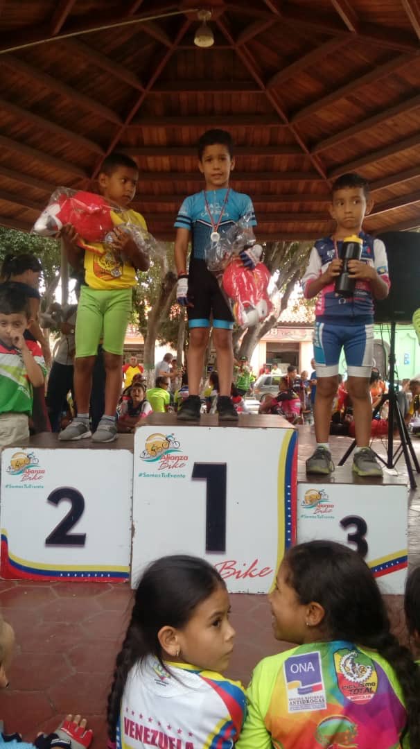 angiegonzalezga's tweet photo. Los chipilines de la Fundación Angie Gonzalez en el Clásico Los Escaladores En Quibor- Edo-Lara 🥰💪🏻 ellos son Luis en el 1er Lugar y Khiriuz en el 2Lugar #fundacionangiegonzalez https://t.co/K4V8cK5gB9