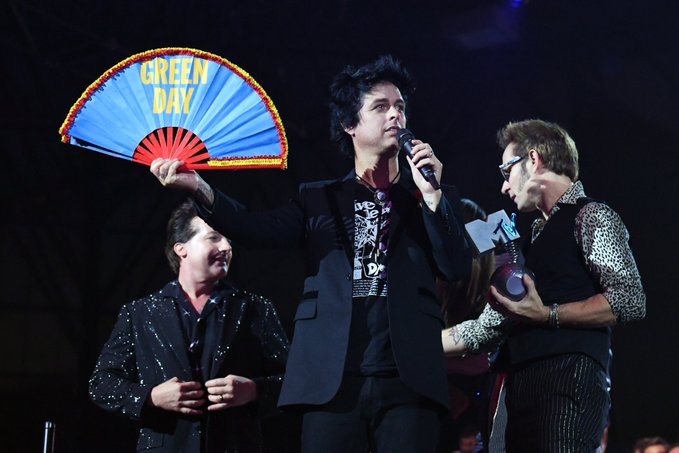 -¿A vos que te gusta en la vida?
Yo: ...

#MTVEMA @greenday